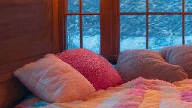当暴风雪肆虐时，小屋里是温暖的港湾，在这里放松入眠吧 #助眠视频 #助眠解压 #白噪音 #我的小窝 
