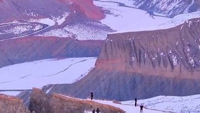 置身其中的时候被震撼到词穷。#旅行推荐官 #治愈系风景 #大美新疆 #感受大自然的震撼 #安集海大峡