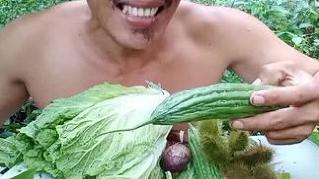 东南亚特色美食生吃苦瓜 #东南亚美食 #爱生活爱美食 #舌尖上的美食 #粗茶淡饭吃起香农村生活 #把