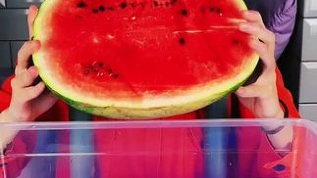 用西瓜来忽悠到保安，这可真是太刺激了啊 #搞笑配音 #搞笑视频 #搞笑解说 #搞笑瞬间 #搞笑