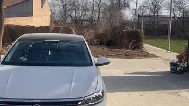 始终不明白二十来岁，开上大众朗逸的都是什么人#人生第一辆车 #大众一点也不大众 #大众朗逸 #dou