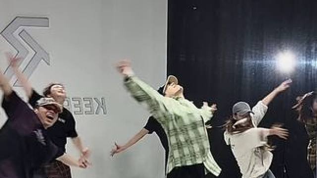 阿妈的配方～ #飞现编舞 #payphone #帅哥街舞