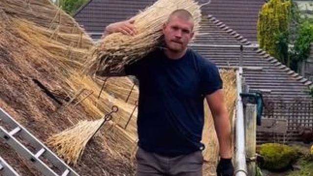英国宝藏茅草屋 采用精梳麦秸修剪、固定铁丝网而成，冬暖夏凉隔音好。#英国 #极度舒适 #茅草屋 #屋