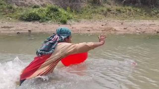 不一样的钓鱼方法#户外抓鱼  #钓鱼 #野外户外 #河边随拍 #内容启发搜索