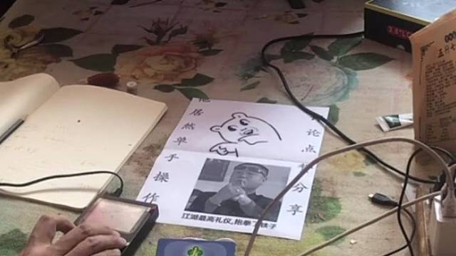 一个手玩儿雪人兄弟