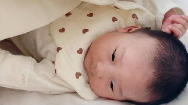 被窝里的小可爱#被窝里的小太阳 #小奶娃 #冬天被窝里的小可爱 #被你萌化了 #人类幼崽