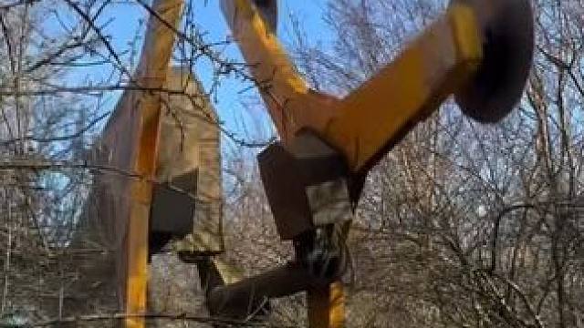 果园树枝修剪机，一机多用。#园林工具 #果树修剪 #省时省力 #果园管理 #高空修枝剪