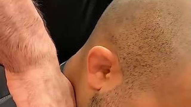 先压迫“穴位”再伸手掌，高效的后裸绞该这样做 #巴西柔术 #综合格斗