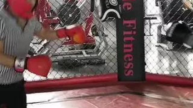 二胖和我说他不服我，但我知道我现在的功夫也打不赢他，但我想打屎他！