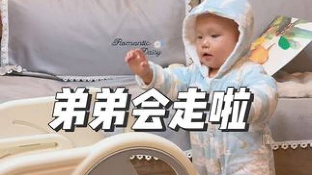 突然记录到弟弟会走路，好感动好激动 #跌跌撞撞学走路 #宝宝刚学会走路的步态 #猫和孩子#随拍