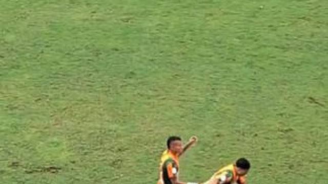 做人要低调！本想踩球戏耍对手结果失误遭对手用球怒踢倒地打滚#足球的魅力#内容启发搜索 #足球名场面 