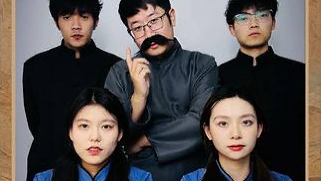 想到了另外一件事，让大学生脱下长衫， 脱下后去干什么呢？高级保安，高级保姆，高级螺丝工？大学生涌入这