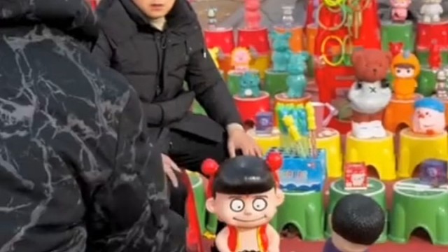 第一次往前挪，说明你扔的圈子已经超过娃娃价格啦。再挪，说明赚挺多了。还挪，意味着暴利了。