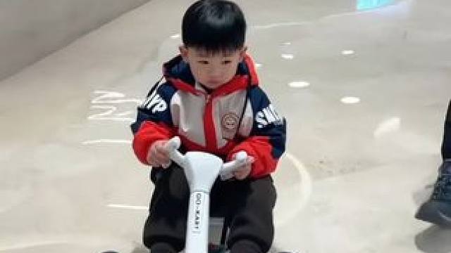 宝宝收到的新年礼物#免安装折叠卡丁车 电动版可遥控可自驾，免安装，到家直接玩，小巧便携，遛娃好方便#