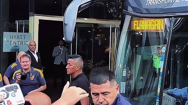 阿根廷足球名宿里克尔梅下车后和粉丝签名