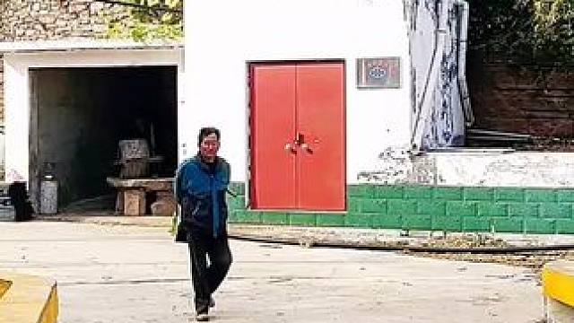 #农村生活#大美章丘官庄篇（1195）下白秋村，去坡里干活的大哥。