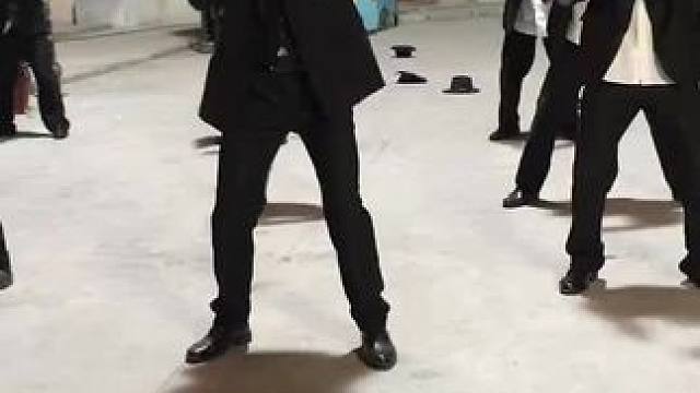 猜猜哪个是我#舞台无处不在 #这舞姿这步伐 #精神小伙不请自来 #让我们一起摇摆 #搞笑