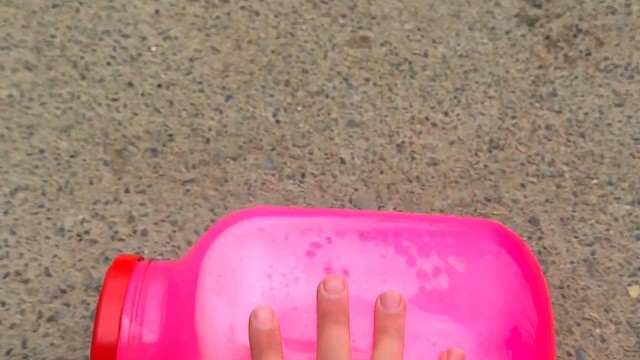 楼梯滚瓶子爆破解压时刻