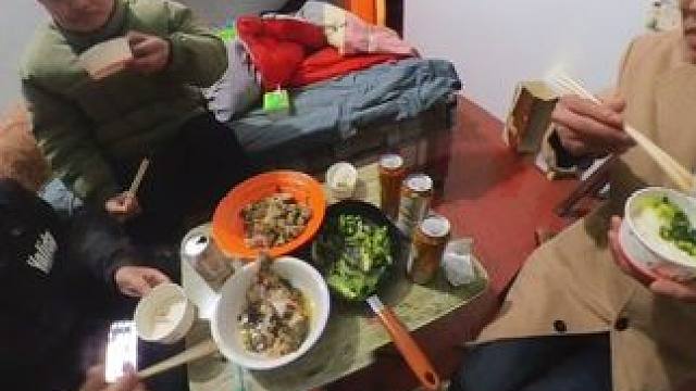几大雌雄聚餐，浪哥热情招待，买来好酒好菜 #随地大小演 #全网最朴实