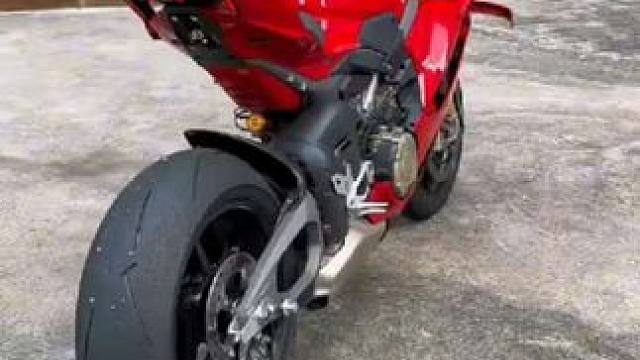 #杜卡迪 ，#机车 #新款杜卡迪v4s 。你说你不喜欢红色的车，看是哪一种车