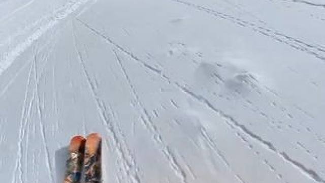 幸运的是我的滑雪板知道该怎么做 #雪场显眼包都来了