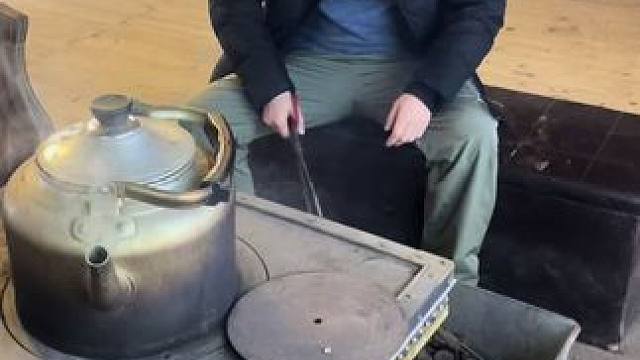 川藏线围炉煮茶，火炉烧牛粪～爽啊！#318川藏线 #围炉煮茶 #露营 #藏文化 #人间烟火