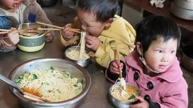 煮了大半把面条不够吃，又把冷饭倒面条汤里热一下才够吃。 #内容启发搜索