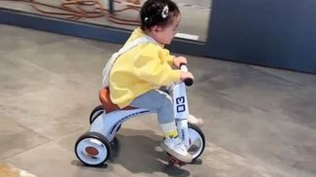 1岁半以后小三轮车就可以给娃安排上了，出门溜娃走哪骑哪真的很酷!每天骑行半小时好处多多，运动量也能轻