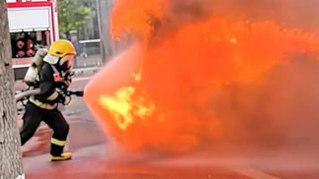 这是消防员在灭火时令人疑惑的一幕！ #内容启发搜索