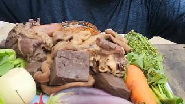 东南亚大叔 #大口吃肉的感觉太爽了 #这一口简直香迷糊了 #从来没吃过这么好吃的东西 #体验原生态美