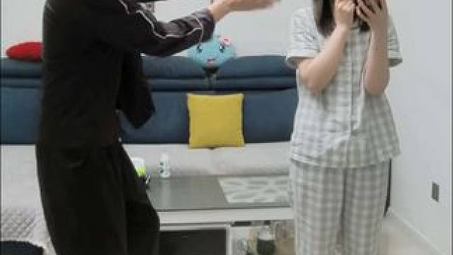 她知道我不敢打她，她是真打我啊，吓我一跳 #家庭地位 #本能反应