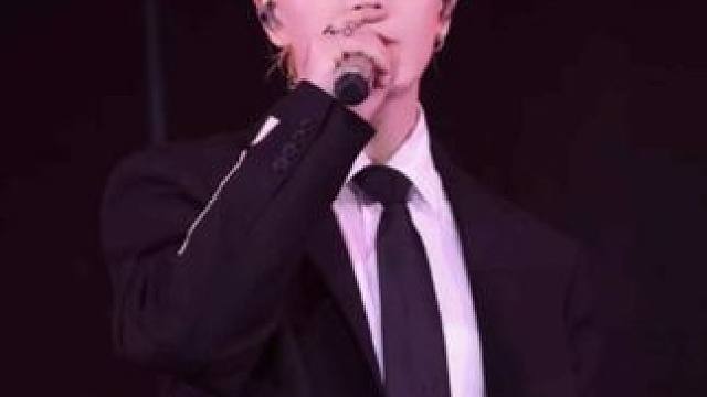 谁懂！王栎鑫白发配黑西装，少年感+成熟魅力拉满～ #王栎鑫#Treasure#现场版live#王栎鑫