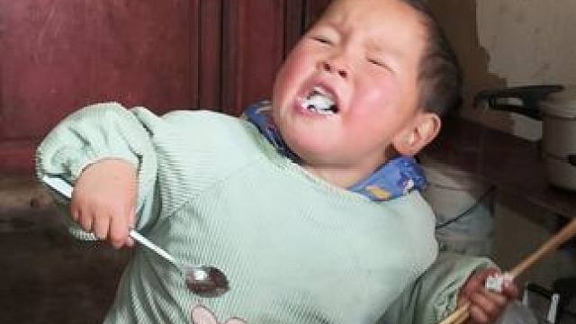 老大喜欢用油拌米线吃，双双看老大到，怕老大倒完了。 #内容启发搜索