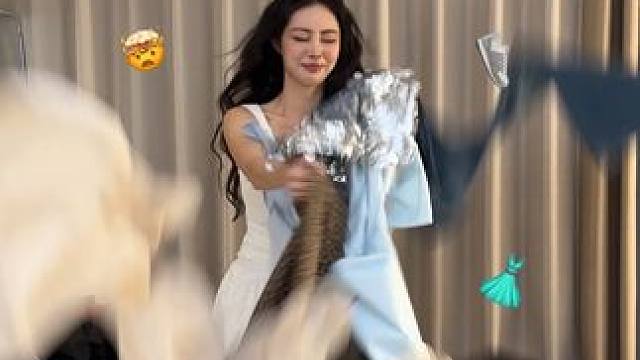 抓到什么穿什么！这样穿出门真的可以吗？ #穿搭 #随机穿搭