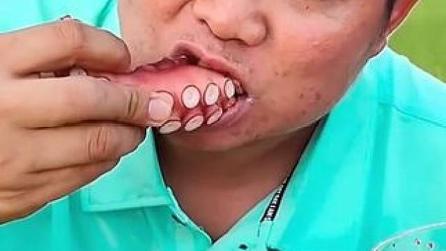 和大老婆一起吃剁椒酱汁️水煮大章鱼足芽苗菜 #内容启发搜索 #泰国有哪些神奇美食 #泰式凉拌海鲜视频