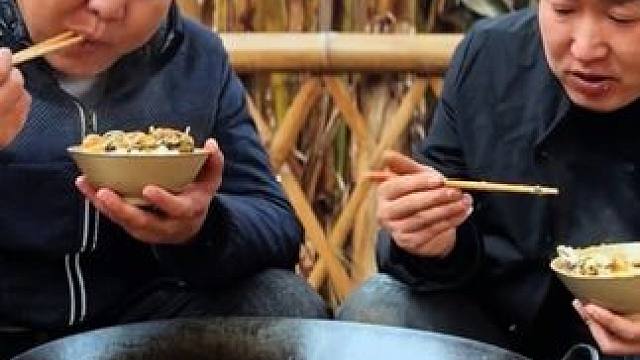 现捡土鸡蛋烧黄辣丁，软烂入味，大口吃过瘾 #农村美食 #新农人计划2025 #农村生活