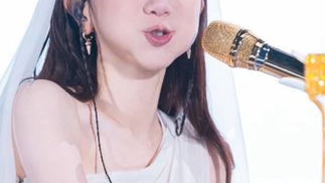 有些人爱你 一个城市都嫌远 有些人爱你 天南地北都顺路. #邓紫棋#唯一#现场版live#邓紫棋演唱