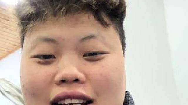 本来只是想低调地吃个小吃 没想到被粉丝们高调地发现了 害 为什么我要这么火