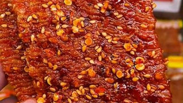 一口下去爆辣上头，不能吃辣的千万不要轻易尝试#零食推荐 #好吃到停不下来 #辣条