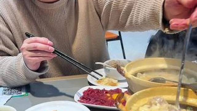 挑战用白粥涮火锅！潮汕人:这才是隐藏吃法！#南昌美食 #赞点优选 #每粥见平靓正 #粥底火锅 #养生