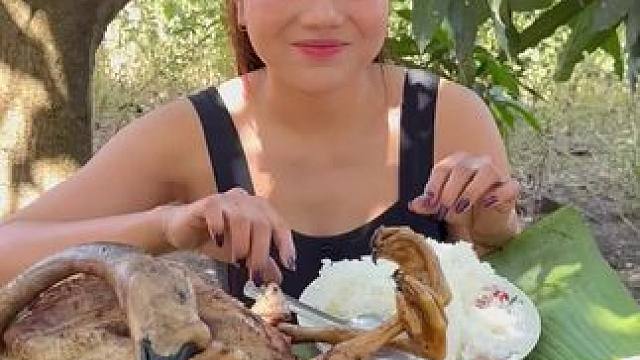 泰国特色美食 #体验原生态美食的乐趣 #从来没吃过这么好吃的东西 #粗茶淡饭吃起香农村生活 #这一口