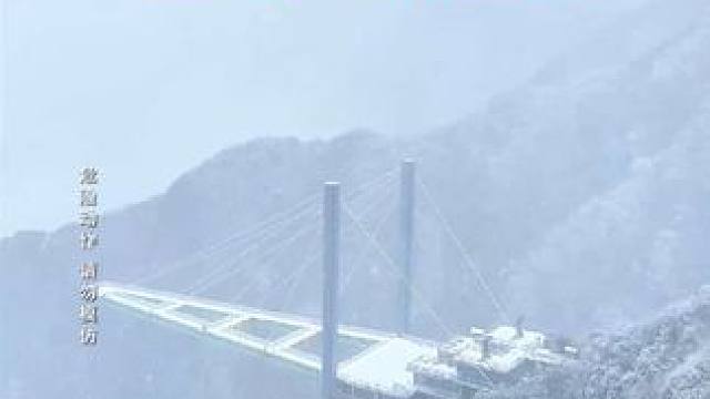 云上草原今天下雪啦，边下雪边滑雪的氛围感谁懂啊？ #抓住春节的尾巴去滑雪吧 #云上草原滑雪场 #滑进