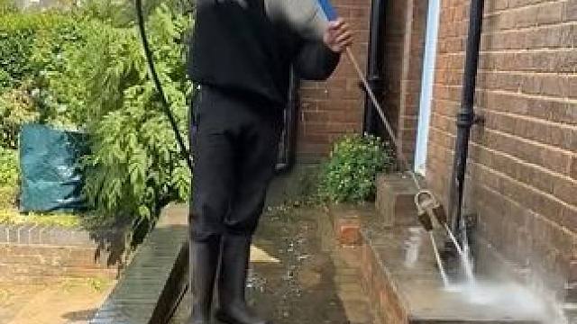 英国乡村庭院清洁扑沙填缝。 #庭院清理 #极度舒适 #小院改造 #解压视频 #强迫症看了很享受