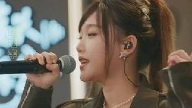 又想起了舞台上那个倔强的女孩#现场版滥俗的歌梦回好东西 #很高兴音乐会 #汉堡黄 #好东西