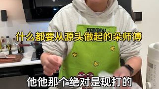 当我还在闷头吃面的时候 男友已经悄悄记下了一切 #情侣日常 #我的日常vlog #干饭情侣