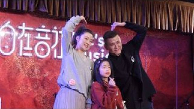 笑笑每年都要参加的新年音乐会，去年过年前手摔骨折以后，还绑着夹板，她就不想去参加了，觉得不好看，也怕