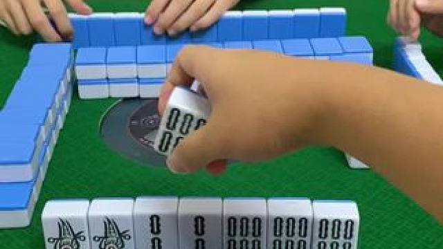 #瓜子二手车 #这样胡牌气势大点 #打麻将怕输送你碰牌四诀窍 #不管牌咋样气势不能输 #是时候展现真