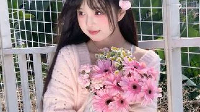 春天是她最爱的季节
#甜妹 #春天当然要和花花拍照啦