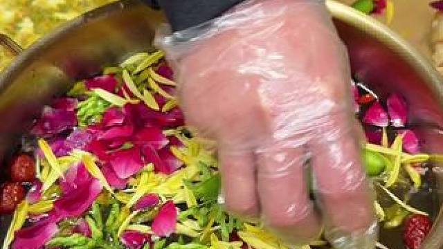 火锅还能这么吃？云南鲜花菌子火锅，一口鲜到怀疑人生#省饭课代表 #不可错过的云南美食 #云南菌子火锅