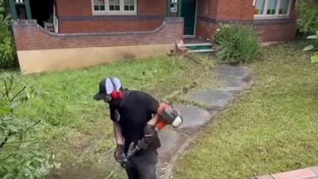 澳洲工人清洁庭院。 #解压视频 #极度舒适 #强迫症看了很享受 #解压时刻 #瓜子二手车